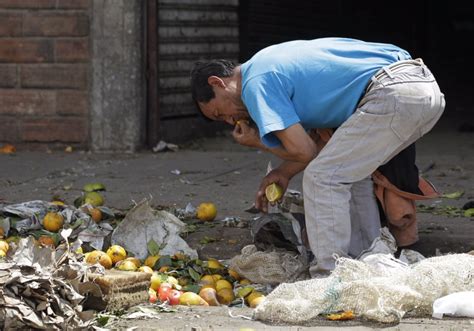 Un Video Muestra Como Venezolanos Buscan Comida En La Basura Debido A