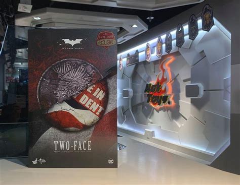 Hot Toys Dc Two Face Exclusive Edition On Carousell