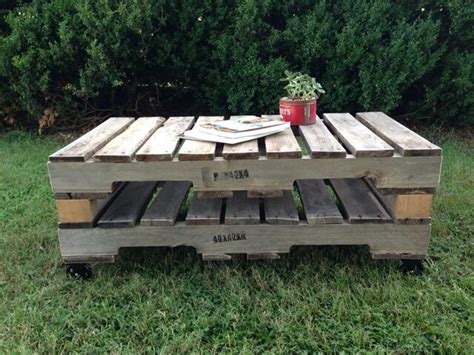 Making A Outdoor Pallet Coffee Table With Wheels 101 Pallets