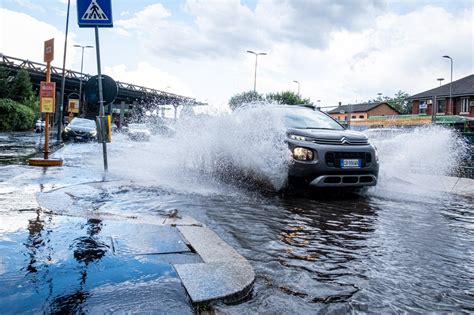 Temporale A Milano Le Foto Corriere It