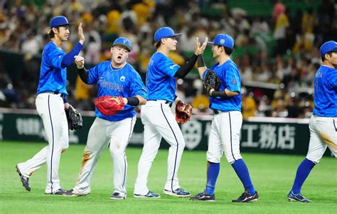 ＜ソ・d＞勝利しハイタッチする牧らdenaナイン（撮影・島崎忠彦） ― スポニチ Sponichi Annex 野球