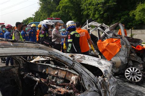 Dua Korban Tewas Kecelakaan Tol Cikampek Km Asal Depok Dimakamkan Di