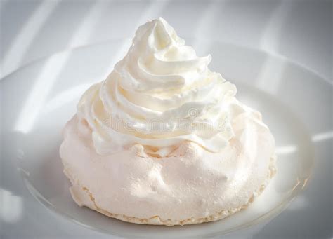 Torta Del Merengue Con Crema Azotada Imagen De Archivo Imagen De