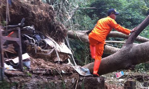 Mobil Tertimbun Longsor Di Lembang Ini Kronologi Penemuannya Okezone