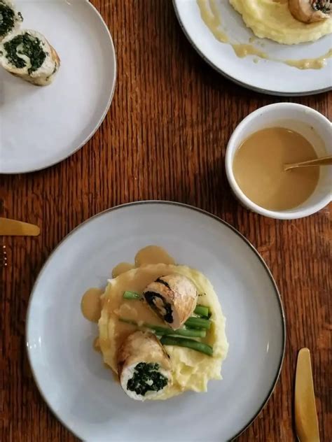 20 Minute Chicken Roulade With Spinach Yummyble