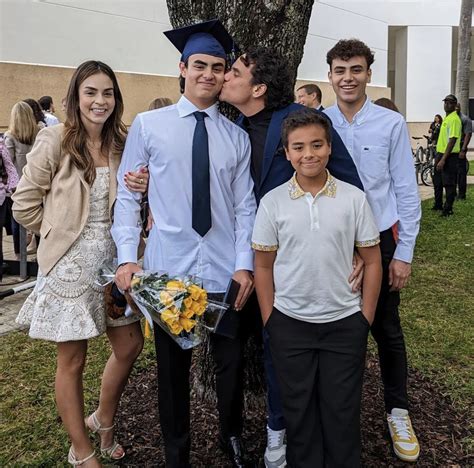 Silvestre está feliz se graduó su hijo mayor Semanario La Calle