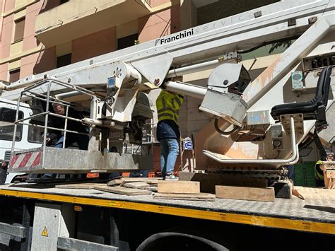 Incidente Sul Lavoro A Cagliari Cestello Si Ribalta E Operaio Cade Da