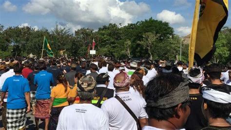 Foto Seribuan Warga Adat Sanur Demo Rumah Sakit Bali Mandara