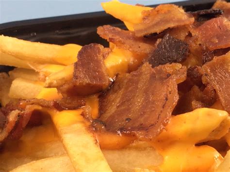 We Tried Wendy S New Bacon Sriracha Fries Minute News