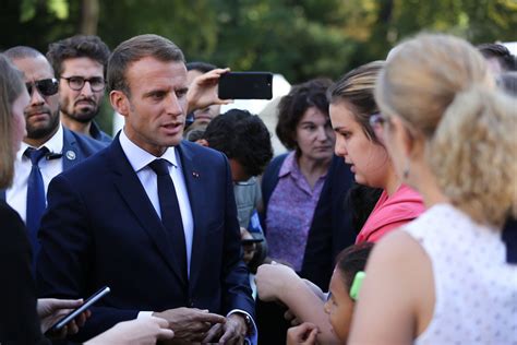 Je Traverse La Rue Et Je Vous Trouve Un Emploi Macron Fait La Le On