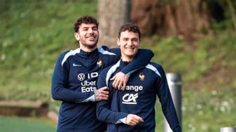 Pavard E Hernandez Il Derby Lontano I Due In Posa Sorridenti Nel