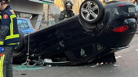 Un Coche Vuelca En Un Accidente En Barcelona Y Colisiona Con Dos