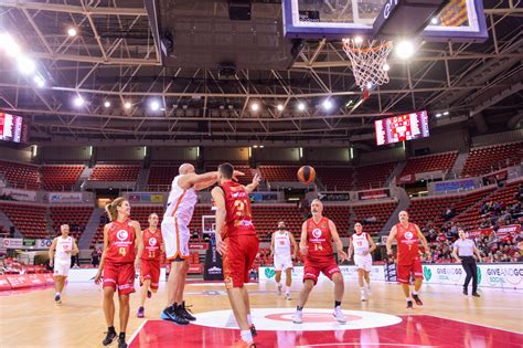 El Partido Leyendas Del Basket Solidarias Re Ne A M S De