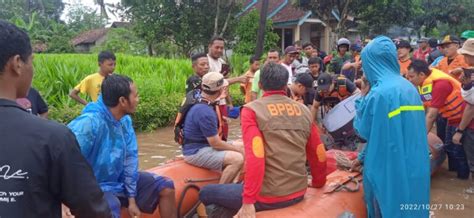 Tim Reaksi Cepat Lamsel Terjun Langsung Ke Sejumlah Titik Lokasi Banjir