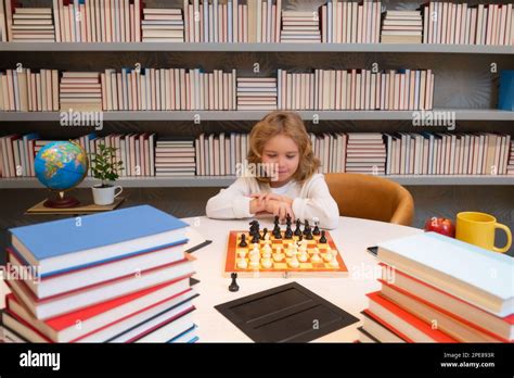 Juego de ajedrez para niños Niño jugando al ajedrez Juegos y