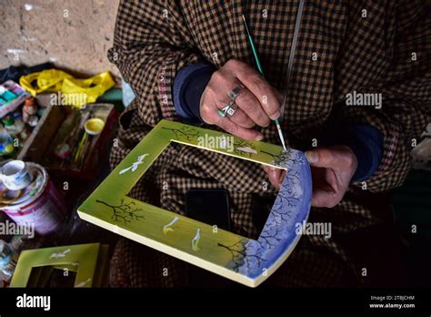 Un artesano de Cachemira hace los últimos toques en un producto de