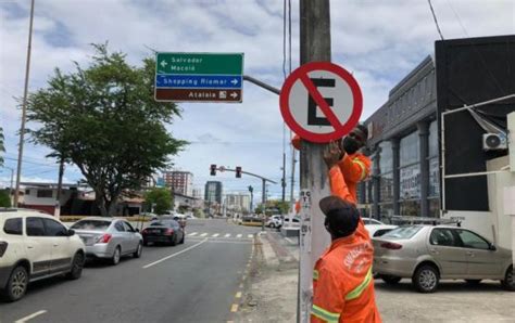 Smtt Refor A Sinaliza O Vertical De Tr Nsito Em V Rios Pontos De Aracaju