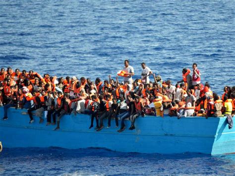 Migranti Peschereccio Con 674 Persone Soccorso Tra Calabria E Sicilia