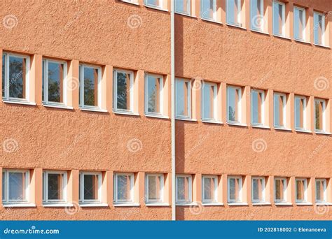 Fassade Eines Gebäudes Mit Zeilen Von Fenstern Stockfoto Bild von