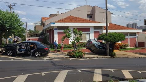 Carro Capota Ap S Batida Em Cruzamento De Ribeir O Veja O V Deo