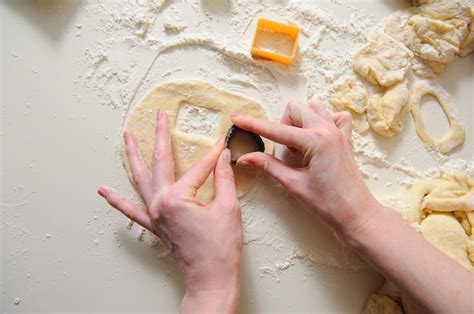 Manos Femeninas Haciendo Galletas De Masa Fresca Foto Premium