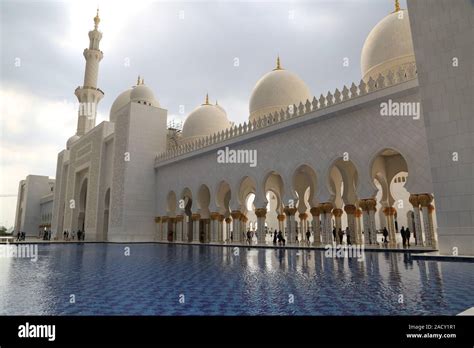 Abu Dhabi Sheikh Zayed Bin Sultan Al Nahyan Mosque Stock Photo Alamy