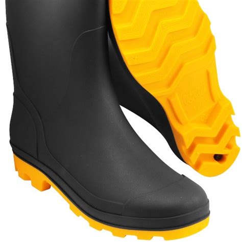 Bota de PVC preta solado amarelo cano médio sem forro 70 75 390