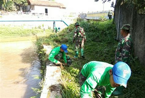 Satgas Citarum Sektor 21 03 Lakukan Pembersihan Sampah Di Bantaran