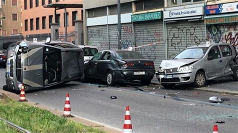 Milano Incidente Stradale Via Fulvio Testi Le Foto