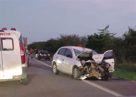 Dois homens morrem em acidente entre moto e veículo de prefeitura na BA