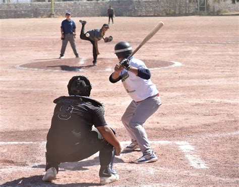 Se Juegan Las Finales En La Liga De Beisbol De Empleados Y