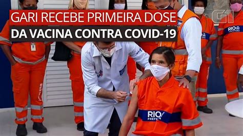 Vídeo VÍDEO Gari recebe primeira dose da vacina contra Covid 19 Rio