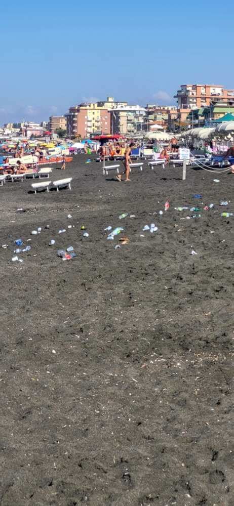 Dai Fal Ferragostani Una Distesa Di Rifiuti Sulla Spiaggia Di Palo A