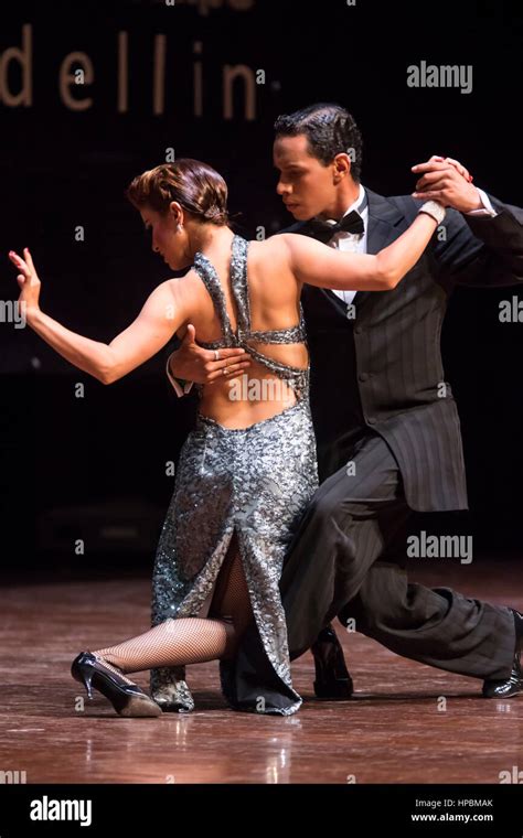 Pareja Bailando Tango En El Campeonato Mundial De Tango Concurso De Baile En El Festival