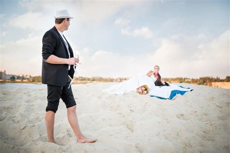 Pareja Joven Novios Celebran Su Boda En Una Playa De Arena Junto Al Mar