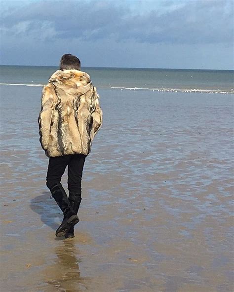 На данном изображении может находиться: один или несколько человек ...