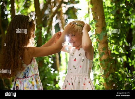 Deux Filles Souriantes Dans Une For T Banque De Photographies Et D