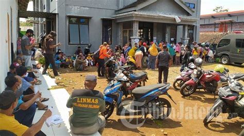 Warga Karanganyar Rela Antre Vaksin Demi Cairkan Dana BLT Minyak Goreng