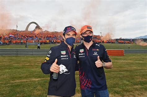 Max Verstappen Festeja La Renovación De ‘checo Pérez Con Red Bull