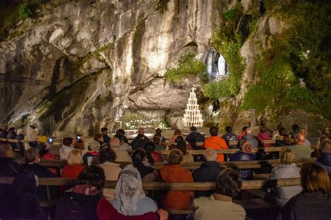 Servicio De Misa Nocturno En La Gruta De Massabielle Rosary Basilica