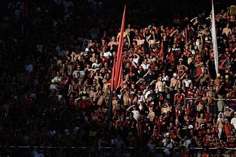 Torcida do Flamengo xinga diretoria após divulgação de renda no Maracanã