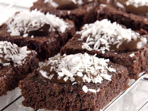 Petits pavés au chocolat et aux amandes ou noix de coco Recette de