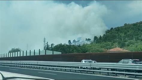 Incendio Sul Carso Le Immagini Del Rogo Dall Autostrada E Dalla