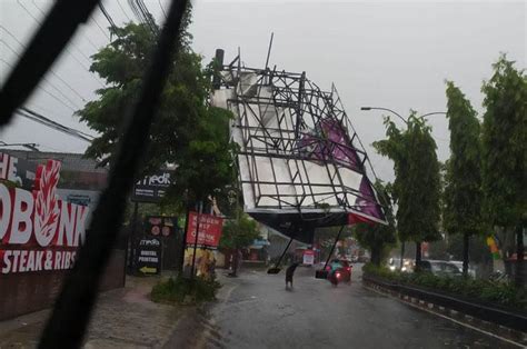 Hujan Deras Dan Angin Kencang Robohkan Baliho Di Sleman