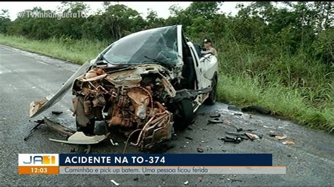 Homem fica ferido e cachorro morre após picape bater na lateral de