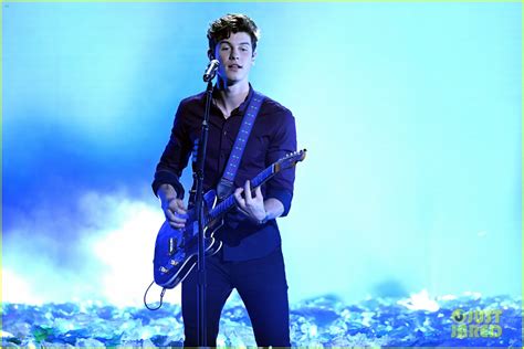 Shawn Mendes Performs In My Blood At Billboard Music Awards