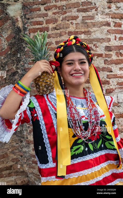 Una Joven Bailarina De La Compañía De Danza Flor De Pina De San Juan