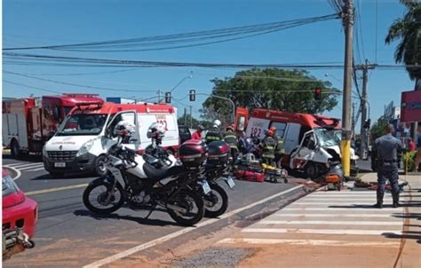 Rio Preto Ambul Ncia Colide Caminhonete E Bate Em Poste De