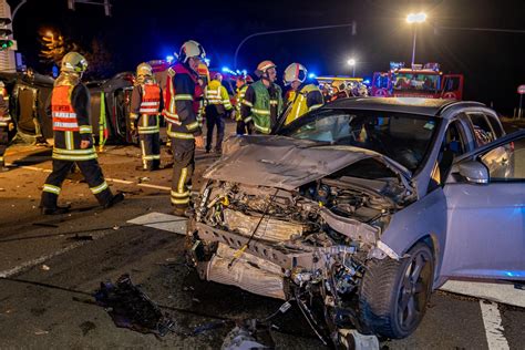 Zwei Autos stoßen in Rebesgrün zusammen Frau fährt bei Rotlicht über