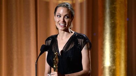 Angelina Jolie Reçoit Un Oscar Pour Son Action Humanitaire